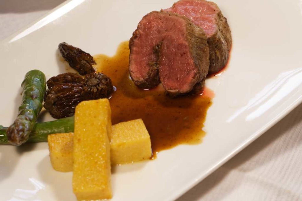 So schmeckt Frühling – Konfiertes Kalbsfilet mit Morcheln und ... So schmeckt Frühling – Konfiertes Kalbsfilet mit Morcheln und ...